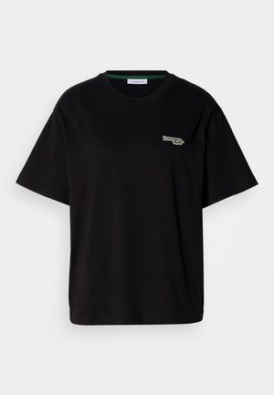 T-shirt preta de algodão com mangas curtas, apresentando um pequeno logótipo verde no lado esquerdo do peito. Decote redondo clássico, ajuste descontraído.