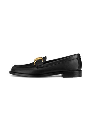 Schwarze Leder-Slipper mit runder Zehenpartie, kleinem Absatz und einer goldfarbenen Schnalle auf dem Spann. Glatte Textur, schlichtes Design.