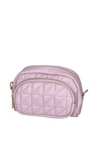 Borsa in pelle lavanda trapuntata con scomparti doppi con zip, hardware dorato e motivo a diamante testurizzato. Design compatto con bordi arrotondati.