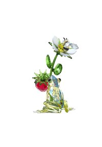 Frog di cristallo in tonalità verdi e gialle, posizionato accanto a una fragola rossa e a un fiore bianco, con foglie trasparenti e dettagli accurati.