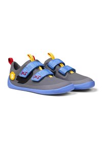 Zapatos grises con correas de Velcro azules, una lengüeta amarilla y un acento rojo en el talón. Presentan un diseño divertido y una tela texturizada. Suela de goma duradera.