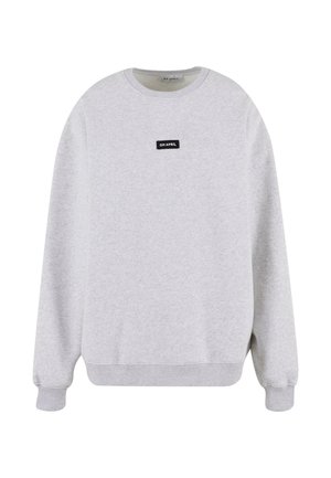 Sweatshirt gris clair en tissu doux avec des manches longues, des poignets et un ourlet côtelés. Présente un petit logo rectangulaire noir sur la poitrine.