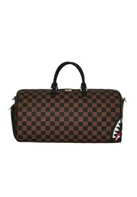 Bolsa de viaje de cuadros marrones con asas y cremalleras negras. Presenta un diseño de tiburón con detalles en blanco y rojo. Fabricada con material duradero.