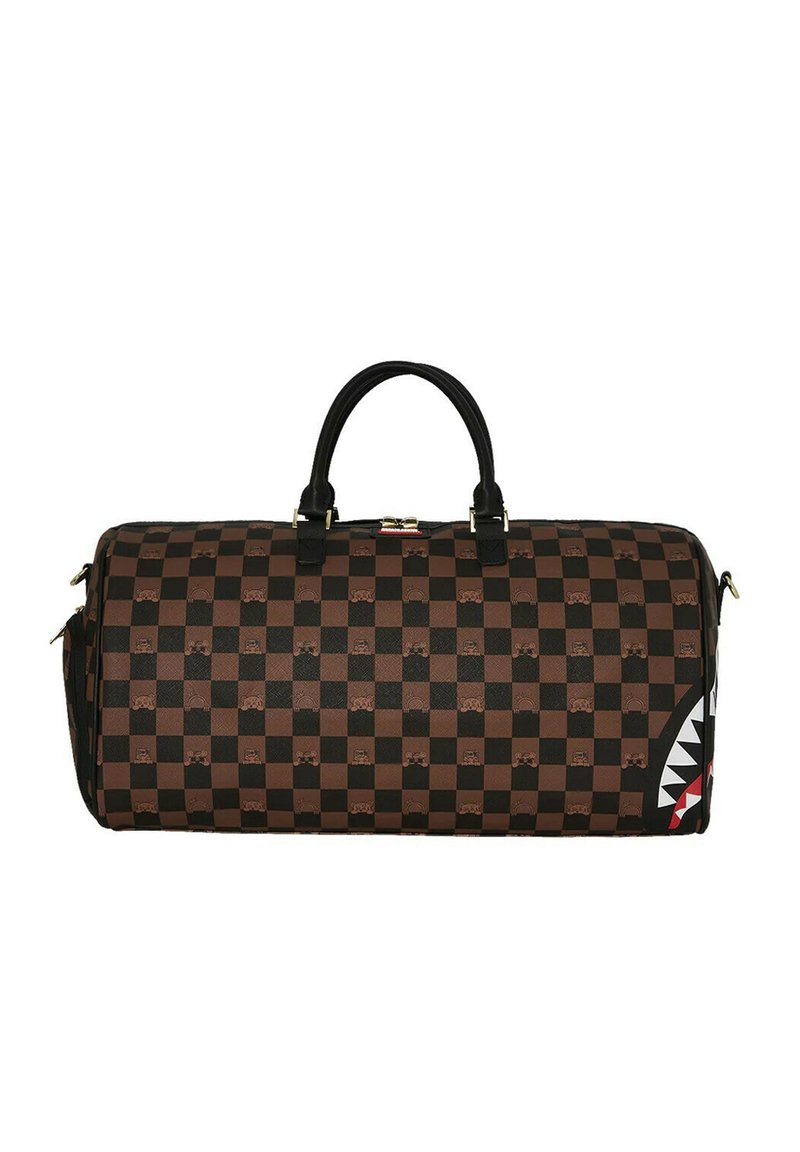 Bolsa de viaje de cuadros marrones con asas y cremalleras negras. Presenta un diseño de tiburón con detalles en blanco y rojo. Fabricada con material duradero.