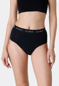 Mutande nere a vita alta realizzate in tessuto morbido, con una fascia con logo e accenti rossi in vita, e aperture delle gambe lisce.
