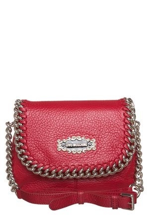 Borsa a tracolla in pelle rossa testurizzata con rifinitura a catena argentata e targhetta decorativa con scritta Love Moschino sulla patta anteriore.