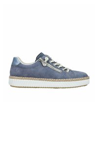 Sneakers en suède bleu avec un design perforé, semelle en caoutchouc blanche et détails en corde. Dispose d'une fermeture zippée et de lacets. Texture douce.
