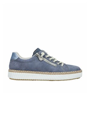 Sneakers en suède bleu avec un design perforé, semelle en caoutchouc blanche et détails en corde. Dispose d'une fermeture zippée et de lacets. Texture douce.
