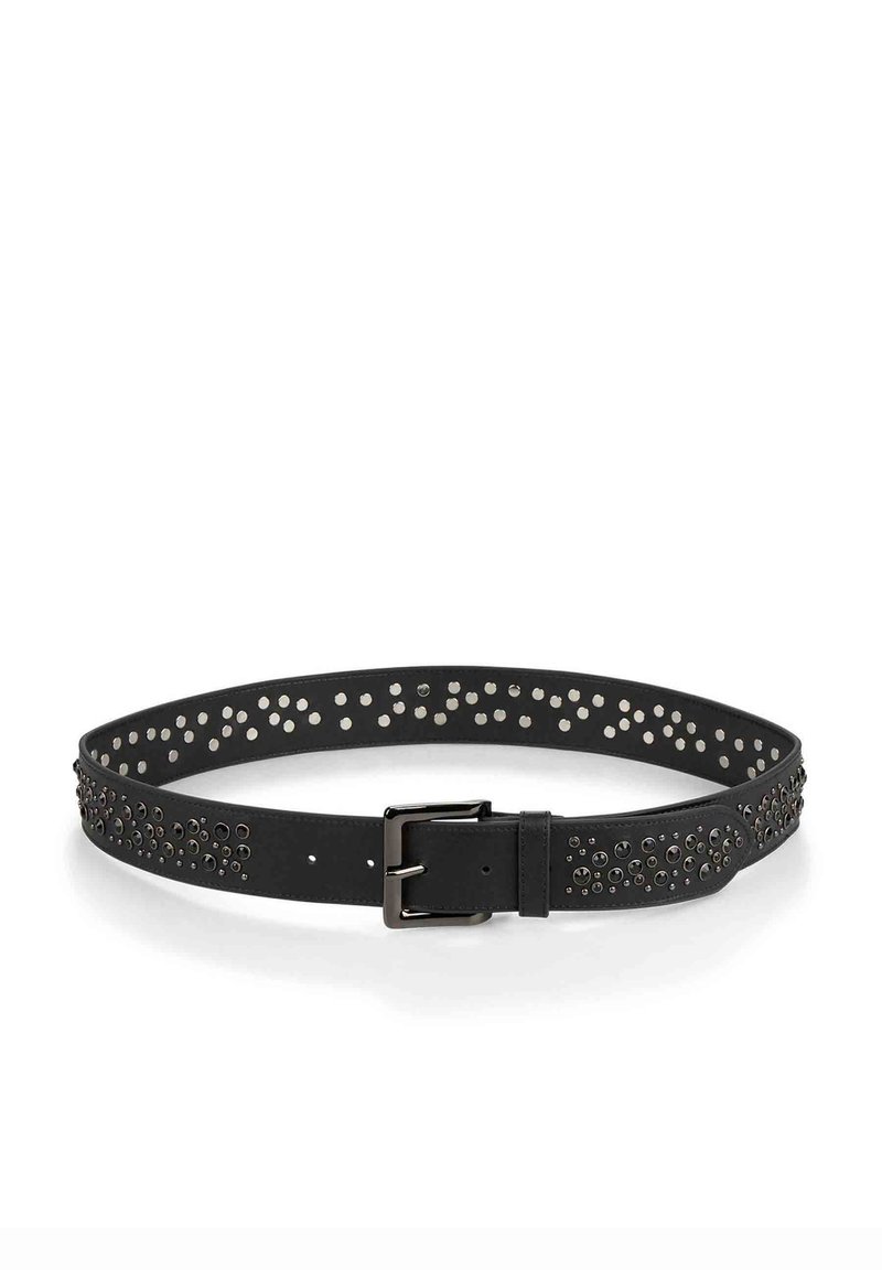 Cinturón de cuero negro con un patrón de tachuelas plateadas a lo largo, con una hebilla metálica rectangular y una textura suave.