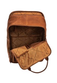 Zaino in pelle marrone con interno trapuntato e scomparto rimovibile con zip. Include una maniglia superiore e una superficie testurizzata.