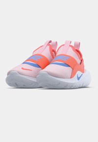 Nike slip-on apavi ir ar rozā sietu augšdaļu, oranžu siksnu un zilām akcijām, strukturētu virsmu un baltu zoli ar locīšanās rievām.