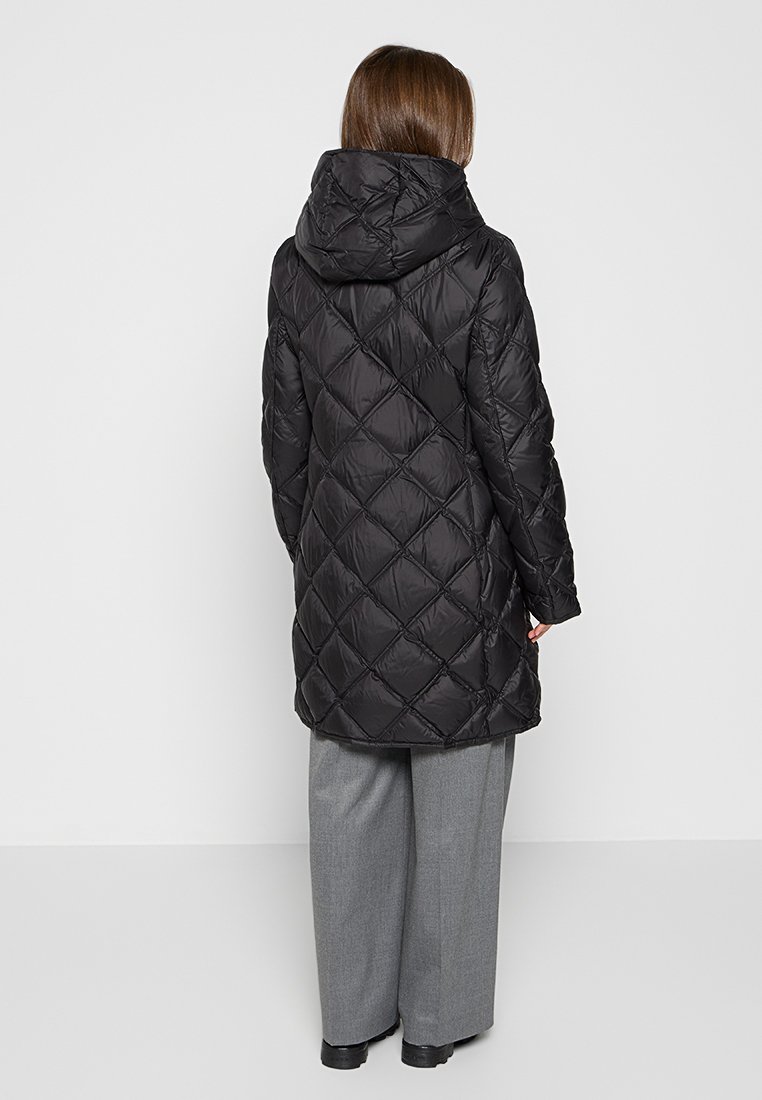 Cappotto imbottito nero con una trama a rombi trapuntata, cappuccio e maniche lunghe. Il tessuto ha una superficie liscia e lucida.