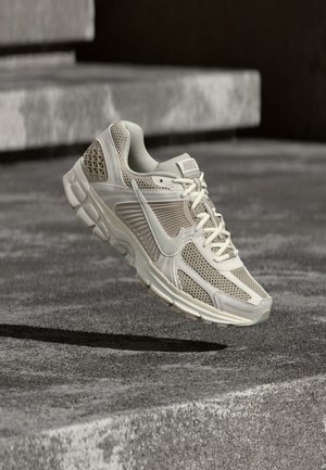 Nike Sportswear ZOOM VOMERO 5 - Αθλητικά παπούτσια - phantom/light bone/cream/sail/black/white