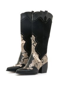 Botas de vaquero de ante negro y piel de serpiente con punteras afiladas, costuras decorativas, tachuelas plateadas y un tacón grueso.