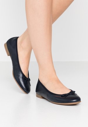 Mørkeblå læder balletflade med rund tå, lille sløjfedetail foran og en lav brun hæl. Glat tekstur, klassisk design.