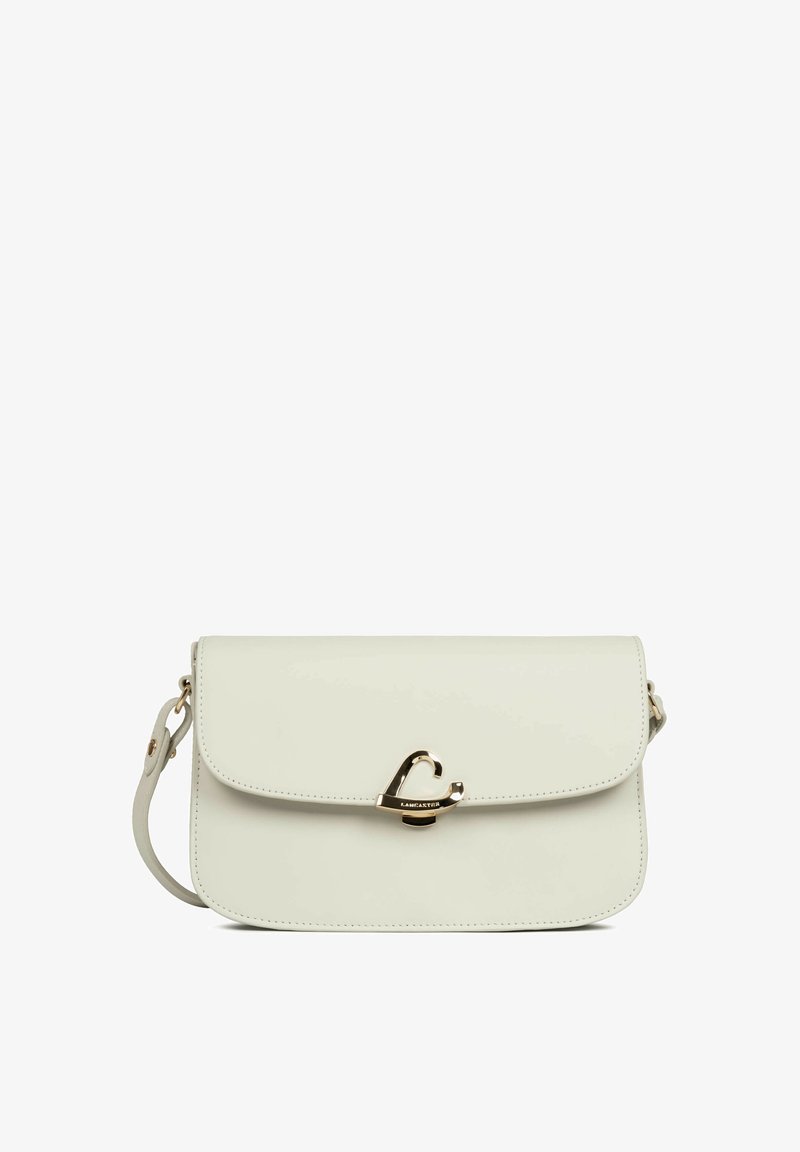 Sac bandoulière en cuir couleur crème avec fermoir doré et sangle réglable, design minimaliste épuré.