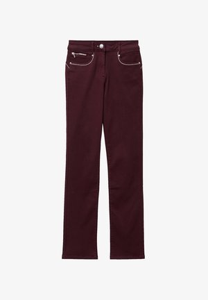 Burgunderfarbene Jeans aus Denim in schmaler Passform, mit Reißverschlusstaschen vorne, einem Knopfverschluss und kontrastierenden weißen Nähdetails.