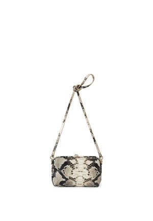 Kleine rechthoekige schoudertas met zwart-wit-grijs slangenhuidpatroon en verstelbare riem die vastgeknoopt is.