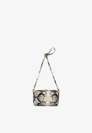 Mała prostokątna torebka na ramię z czarno-biało-szarym wzorem skóry węża i regulowanym paskiem zawiązanym na supeł.