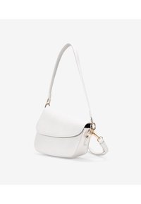 Bolso de mano de cuero blanco con solapa plegable, herrajes dorados y correa ajustable. Textura suave con un detalle de costura mínimo.