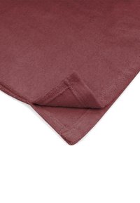 Bordeaux-Farbener Badteppich mit einer weichen, strukturierten Oberfläche. Die Ränder sind für Langlebigkeit eingefasst und bestehen aus einem samtigen, saugfähigen Stoffdesign.