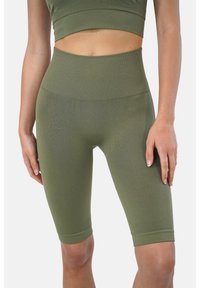 Shorts da ciclismo a vita alta in verde oliva realizzati in un tessuto elasticizzato con una texture a coste e un discreto dettaglio del logo sul davanti.