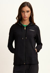 Sudadera con cremallera negra hecha de tejido suave, con un forro de capucha estampado, logo en el pecho y bolsillos seguros en los laterales.