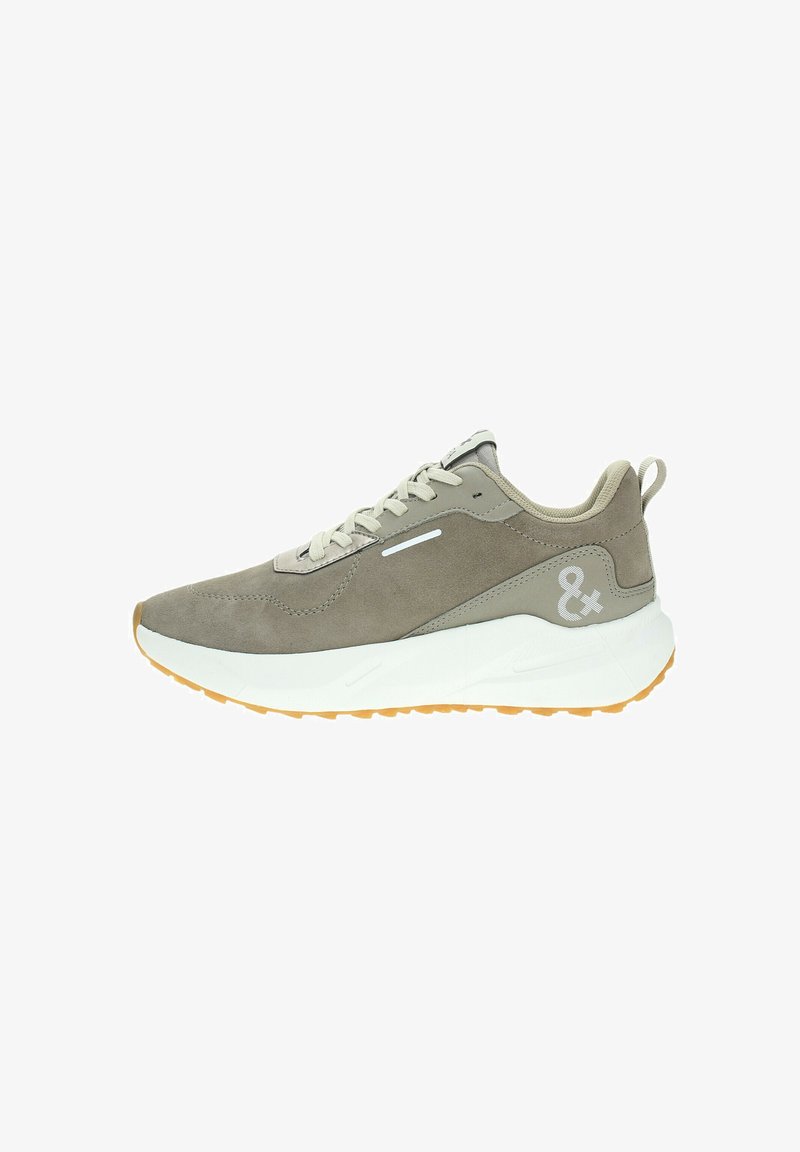 Sneaker in suede grigio chiaro con suola intermedia bianca e suola in gomma arancione. Presenta punta arrotondata, chiusura con lacci e accentuazione del logo sul lato.