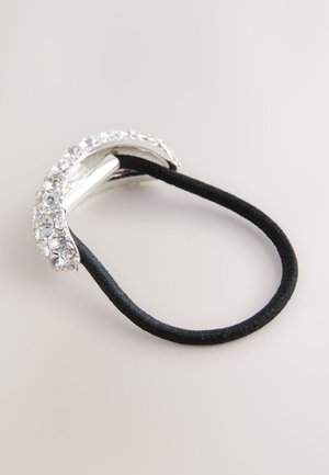 Schwarzes Haargummi mit silberfarbenem Metallakzent, verziert mit klaren Strasssteinen, geschwungenem Design und glatter Textur.