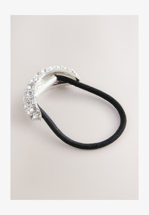 Schwarzes Haargummi mit silberfarbenem Metallakzent, verziert mit klaren Strasssteinen, geschwungenem Design und glatter Textur.