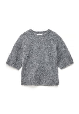 Grijze, zachte, gebreide trui met korte mouwen en een ronde hals, plat gelegd op een witte achtergrond.