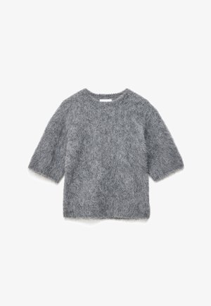 Pelēks pūkains adīts džemperis ar īsām piedurknēm un apaļu izgriezumu, izklāts uz baltas virsmas.