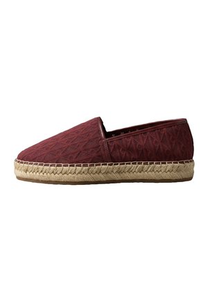 Bordeauxrote Slip-On-Espadrille mit strukturiertem Stoffobermaterial und geflochtener Jutesohle auf weißem Hintergrund.