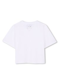 Camiseta blanca corta de algodón. Presenta mangas cortas y un corte en forma de corazón en la parte de atrás. Textura suave; diseño sencillo.