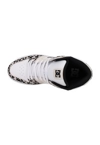 Weiße Sportschuhe mit Akzenten im Leopardenmuster, ausgestattet mit einem strukturierten Obermaterial, schwarzem Innenraum und schnürbarem Design mit einem auffälligen Logo.
