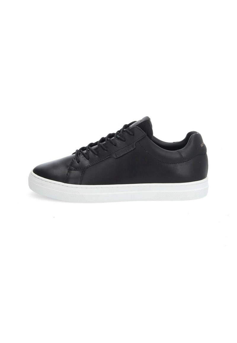 Baskets en cuir noir avec semelle en caoutchouc blanche, présentant un bout arrondi, un système de laçage et un design minimaliste. Des accents incluent un logo discret.