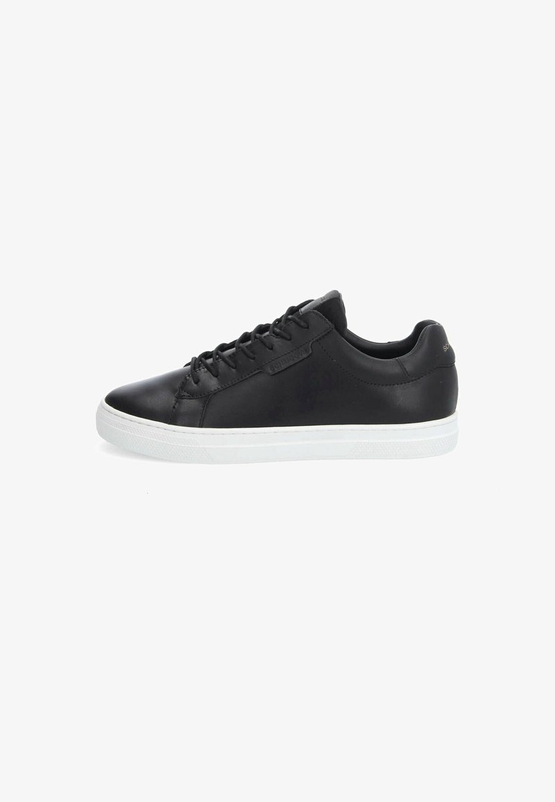 Baskets en cuir noir avec semelle en caoutchouc blanche, présentant un bout arrondi, un système de laçage et un design minimaliste. Des accents incluent un logo discret.