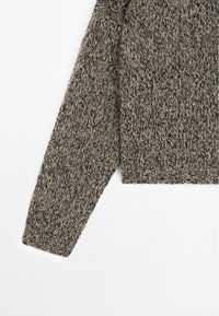 Maglione a maniche lunghe lavorato a maglia in filo misto marrone e nero con polsini e orlo a coste, mostrato su uno sfondo bianco.