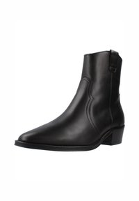 Bota de cuero negro hasta el tobillo con punta afilada, superficie ligeramente texturizada y costuras decorativas sutiles. Tacón bajo en bloque y lengüeta para facilitar el calzado.