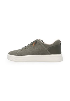 Olijfgroene lage sneaker met dikke witte zool, stoffen bovenwerk, veters aan de voorkant en een donker hielpaneel tegen een witte achtergrond.