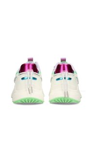 Zapatillas deportivas blancas con suela verde, acentos metálicos en rosa y azul, y detalles reflectantes; diseño sin cordones con tirador trasero.
