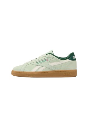 Sneaker Reebok verde chiaro con strisce bianche, fodera interna verde e suola marrone, mostrata di lato su fondo bianco.