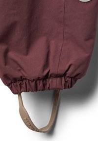 Borgoña-Stoff mit einem gerafften elastischen Bündchen und einem beigen Riemen. Die Stoffoberfläche ist glatt und hat einen dezenten Glanz. Akzente umfassen ein Logo-Etikett.