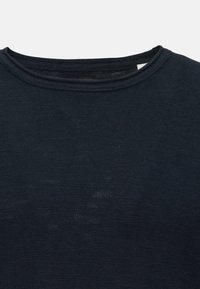 Maglione in cotone blu navy con scollo rotondo, tessuto texturizzato e dettagli di cucitura visibili. Design classico con una finitura morbida.