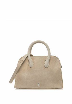 Beżowa zamszowa torebka z zaokrąglonymi uchwytami i regulowanym paskiem na ramię, minimalistycznym designem oraz małym metalicznym detalem na środku przodu.
