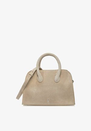 Beżowa zamszowa torebka z zaokrąglonymi uchwytami i regulowanym paskiem na ramię, minimalistycznym designem oraz małym metalicznym detalem na środku przodu.