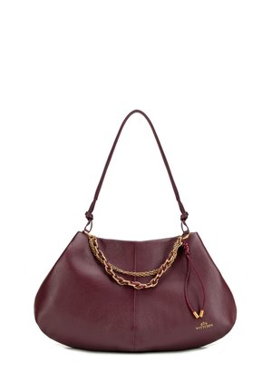 Donker bordeaux leren schoudertas met gouden kettingdetail, een lange riem en een klein logo rechtsonder aan de voorkant.