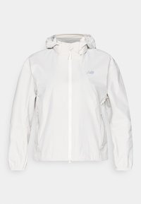 Casaco leve e branco com fecho completo, capuz, punhos elásticos e dois bolsos laterais. Apresenta um logótipo discreto no peito.