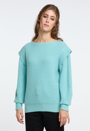 Pulover tricotat de culoare albastru deschis, cu un decolteu larg, manșete cu model canelat și accente drapate la umeri. Textură moale și croială confortabilă.