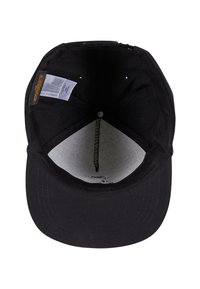 Zwarte baseballcap met een ronde kroon, platte klep, stoffen voering en intern label. Voorzien van ventilatie-oogjes en een gestructureerd ontwerp.